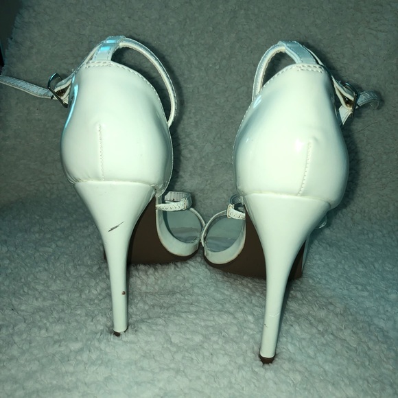 White heels. Size 3 - Picture 2 of 4